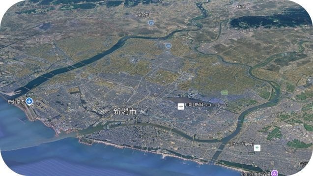 信濃川と阿賀野川などの河川に囲まれた様子が伺える写真。