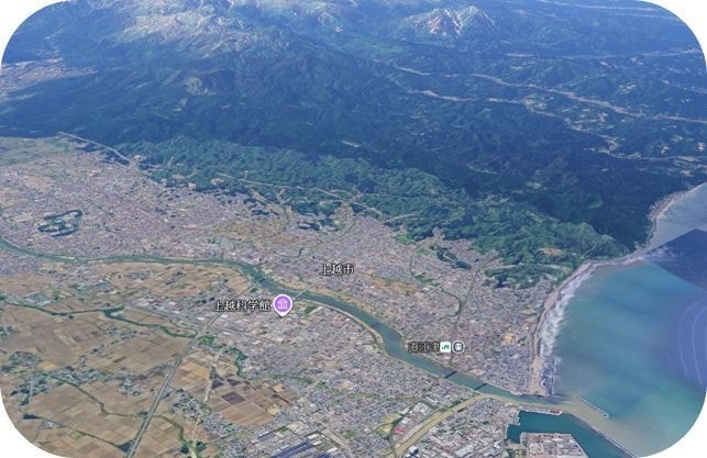 上越市の特徴的な背後にある山脈と目の前の関川の様子。